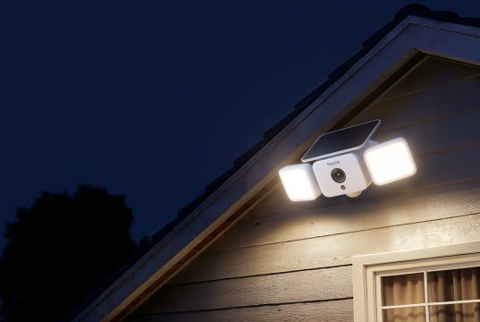 Reolink Solar Floodlight: sicurezza outdoor 2K con pannello solare e fari da 1000 lumen