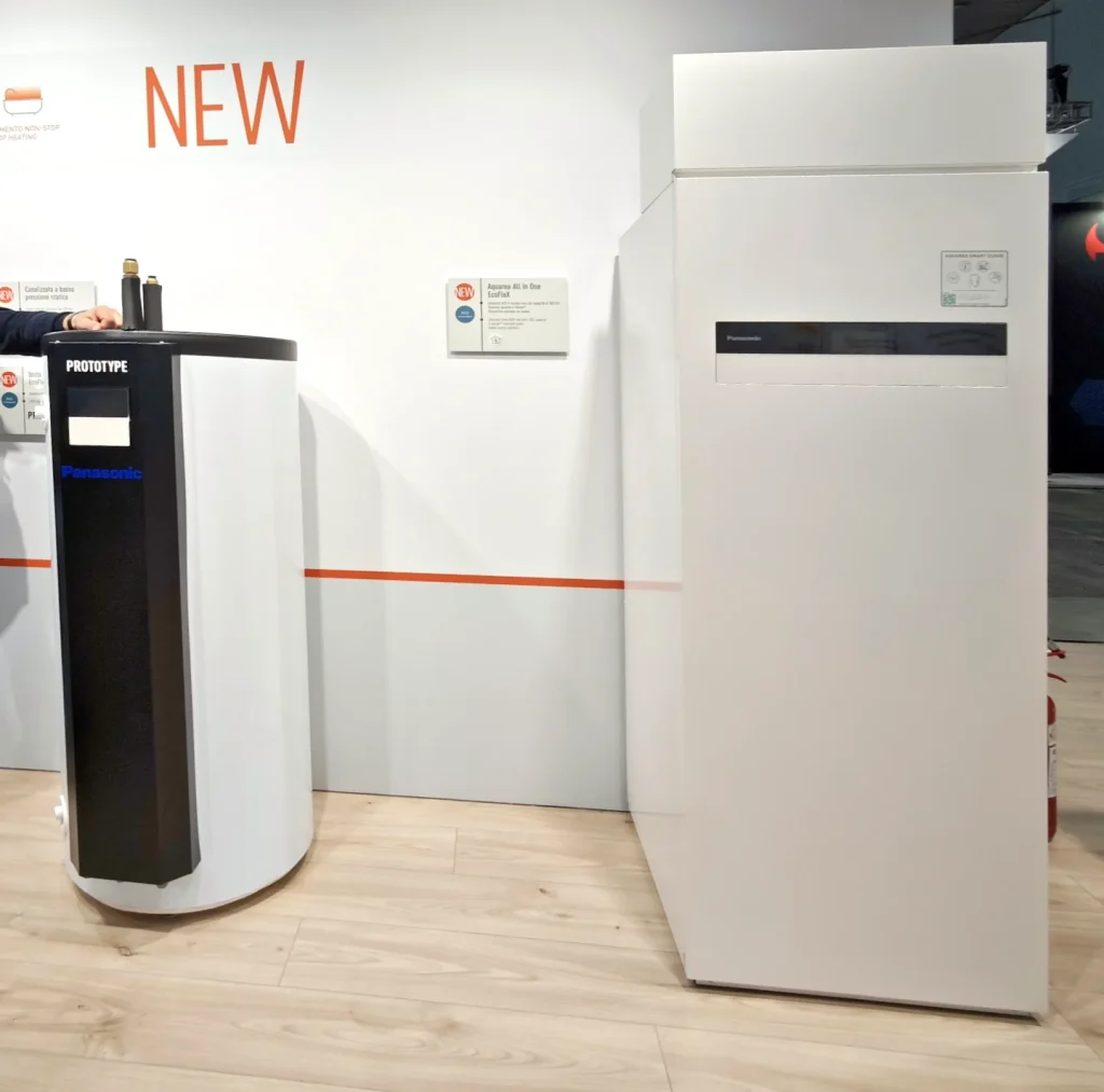 Tra le soluzioni EcoFlex di Panasonic in mostra a MCE 2026 c'era anche il prototipo in grado di recuperare il calore smaltito in fase di raffreddamento per scaldare un accumulo di acqua sanitaria.