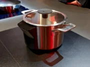 Miele: con la pentola smart il piano a induzione si regola da solo Piano a induzione Miele KM 8000 con pentola smart M Sense.