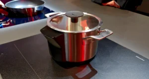 Miele: con la pentola smart il piano a induzione si regola da solo Piano a induzione Miele KM 8000 con pentola smart M Sense.