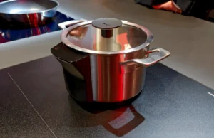 Miele: con la pentola smart il piano a induzione si regola da solo Piano a induzione Miele KM 8000 con pentola smart M Sense.