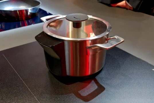 Miele: con la pentola smart il piano a induzione si regola da solo Piano a induzione Miele KM 8000 con pentola smart M Sense.