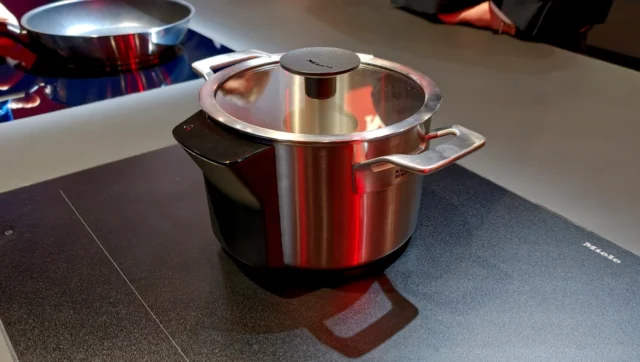 Piano a induzione Miele KM 8000 con pentola smart M Sense.