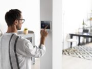 Quanti kW servono in casa: come scegliere la potenza giusta del contatore Contatore elettrico domestico con indicazione della potenza in kW per la gestione dei consumi energetici