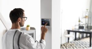 Quanti kW servono in casa: come scegliere la potenza giusta del contatore Contatore elettrico domestico con indicazione della potenza in kW per la gestione dei consumi energetici