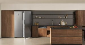 Samsung rinnova la cucina con la gamma Bespoke AI: più efficienza energetica, intelligenza e design Elettrodomestici Samsung Bespoke AI in cucina con frigorifero, lavastoviglie e piano a induzione per risparmio energetico