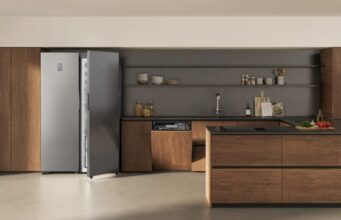 Samsung rinnova la cucina con la gamma Bespoke AI: più efficienza energetica, intelligenza e design Elettrodomestici Samsung Bespoke AI in cucina con frigorifero, lavastoviglie e piano a induzione per risparmio energetico