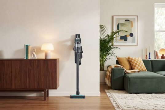 Samsung presenta le nuove scope senza filo Jet 95S e Jet 85S: più potenza e funzioni automatiche Samsung Jet 95S e Jet 85S scope elettriche senza filo con accessori e sistema di filtrazione HEPA