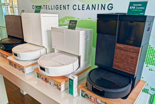 Nuovi iRobot Roomba: più piccoli, ma studiati per pulire meglio Le stazioni di svuotamento e ricarica AutoWash permettono di dimenticarsi del robot per settimane