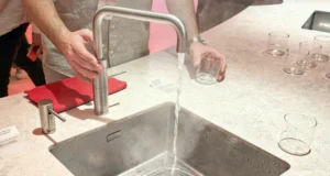 Quooker: il rubinetto da cui esce acqua bollente istantanea Quooker è un rubinetto che fornisce acqua bollente istantaneamente.