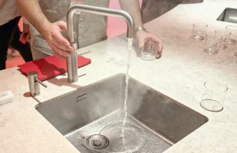 Quooker: il rubinetto da cui esce acqua bollente istantanea Quooker è un rubinetto che fornisce acqua bollente istantaneamente.