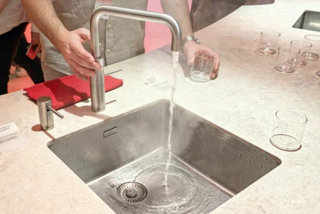 Quooker-rubinetto-acqua-bollente-istantanea Quooker è un rubinetto che fornisce acqua bollente istantaneamente.