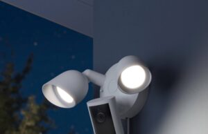 Ring porta il video Retinal 2K su tutta la gamma di videocamere per esterni Nuove videocamere Ring Spotlight Cam e Floodlight Cam con tecnologia video Retinal 2K