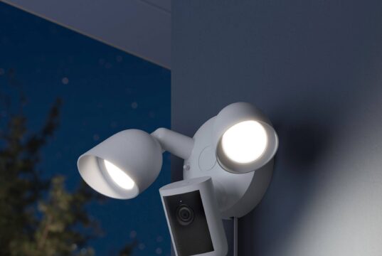 Ring porta il video Retinal 2K su tutta la gamma di videocamere per esterni Nuove videocamere Ring Spotlight Cam e Floodlight Cam con tecnologia video Retinal 2K