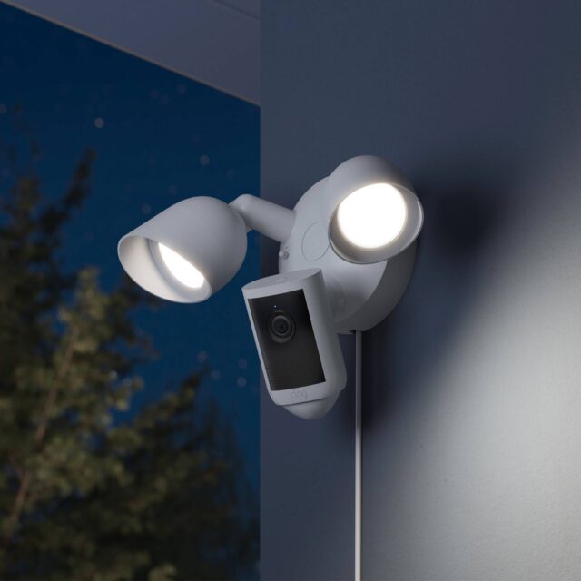 Ring porta la tecnologia Retinal 2K sulle nuove videocamere per esterni Nuove videocamere Ring Spotlight Cam e Floodlight Cam con tecnologia video Retinal 2K