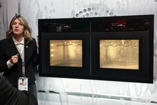 Miele: il forno si pulisce da solo (con acqua e detergente!) Miele a EuroCucine 2026 ha mostrato i forni che si puliscono da soli con la funzione HydroClean.