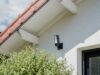 Netatmo Videocamera Esterna ORIGINAL: sicurezza 3-in-1 con registrazione locale e AI integrata Netatmo Videocamera Esterna ORIGINAL installata all’esterno con faretto LED acceso e sistema di sicurezza integrato