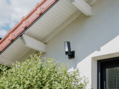 Netatmo Videocamera Esterna ORIGINAL: sicurezza 3-in-1 con registrazione locale e AI integrata Netatmo Videocamera Esterna ORIGINAL installata all’esterno con faretto LED acceso e sistema di sicurezza integrato