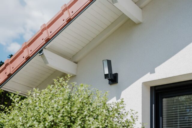 Netatmo Videocamera Esterna ORIGINAL con sirena e faretto integrati Netatmo Videocamera Esterna ORIGINAL installata all’esterno con faretto LED acceso e sistema di sicurezza integrato