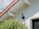 Netatmo Videocamera Esterna ORIGINAL: sicurezza 3-in-1 con registrazione locale e AI integrata Netatmo Videocamera Esterna ORIGINAL installata all’esterno con faretto LED acceso e sistema di sicurezza integrato