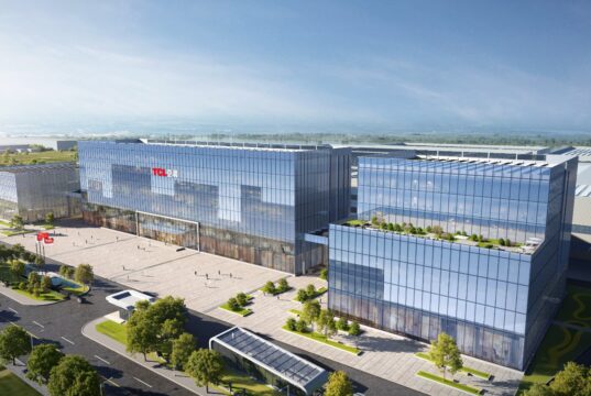 TCL: 100 milioni di climatizzatori prodotti e nuova smart factory a Guangzhou Linea di produzione automatizzata TCL nella smart factory di Guangzhou con robot industriali e sistemi basati su intelligenza artificiale
