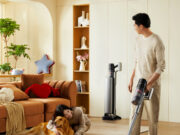 UWANT porta in Italia il V800: aspirapolvere senza rullo con svuotamento automatico e nuovi prodotti per la pulizia UWANT V800 aspirapolvere cordless senza rullo con svuotamento automatico