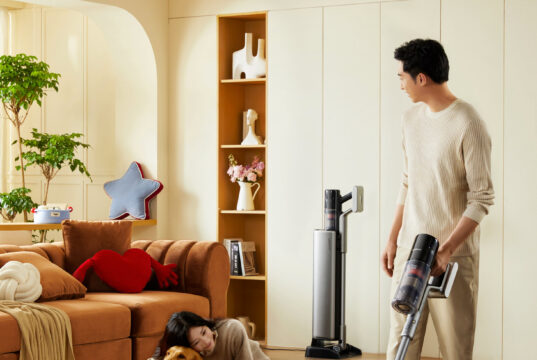 UWANT porta in Italia il V800: aspirapolvere senza rullo con svuotamento automatico e nuovi prodotti per la pulizia UWANT V800 aspirapolvere cordless senza rullo con svuotamento automatico