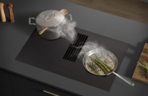 Samsung lancia il nuovo piano a induzione con cappa integrata: aspirazione fino a 720 m³/h Piano a induzione Samsung con cappa integrata installato a filo del piano cucina