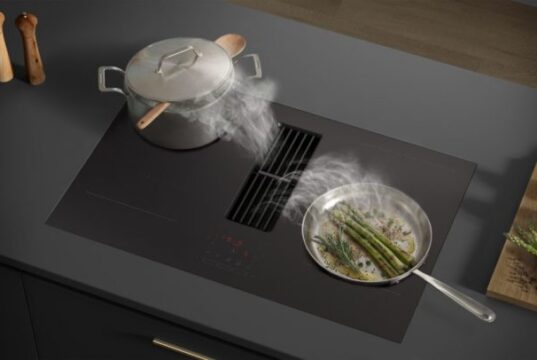 Samsung lancia il nuovo piano a induzione con cappa integrata: aspirazione fino a 720 m³/h Piano a induzione Samsung con cappa integrata installato a filo del piano cucina