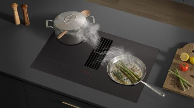 Samsung piano induzione cappa integrata in cucina Piano a induzione Samsung con cappa integrata installato a filo del piano cucina