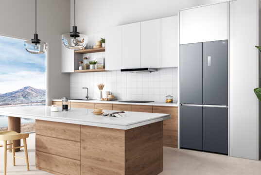 TCL Free Built-in a IFA 2026: il frigorifero da incasso che richiede solo 1 cm ai lati Frigorifero TCL Free Built-in integrato a filo nei mobili della cucina