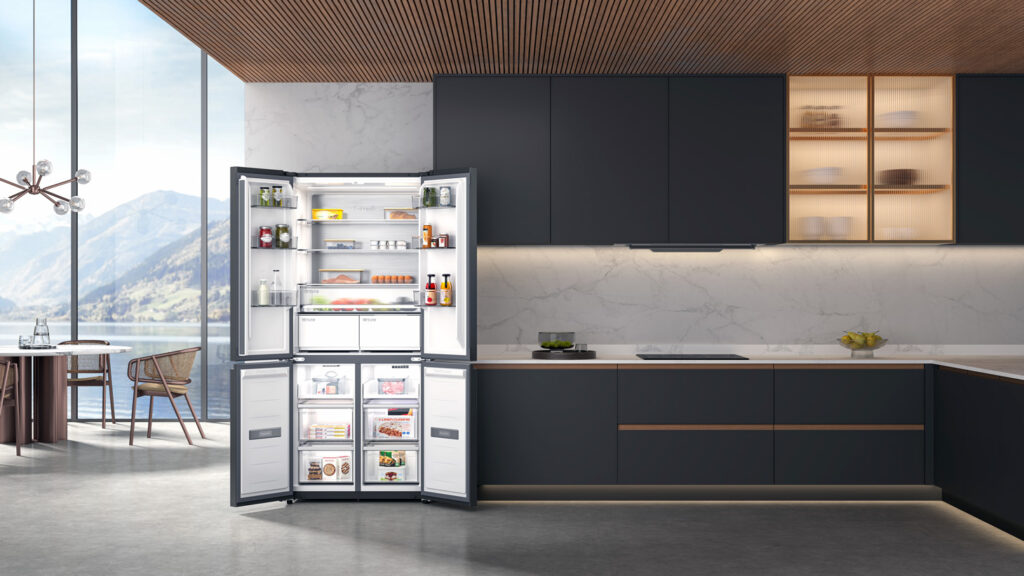 Interno del frigorifero TCL Free Built-in con porte aperte e vani di conservazione