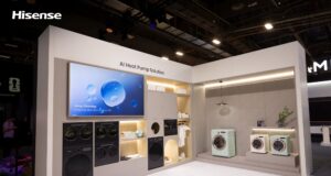 Hisense AI Laundry Station: lavatrice e asciugatrice in 1,68 metri con l’AI che gestisce il bucato Lavatrice e asciugatrice Hisense nelle configurazioni verticali dedicate al bucato