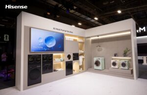 Hisense AI Laundry Station: lavatrice e asciugatrice in 1,68 metri con l’AI che gestisce il bucato Lavatrice e asciugatrice Hisense nelle configurazioni verticali dedicate al bucato