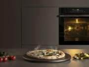 Hisense, il forno con telecamera riconosce il cibo e controlla la cottura Forno Hisense Pizza Mode Pro con pizza cotta ad alta temperatura