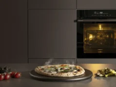 Hisense, il forno con telecamera riconosce il cibo e controlla la cottura Forno Hisense Pizza Mode Pro con pizza cotta ad alta temperatura
