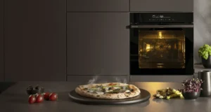 Hisense, il forno con telecamera riconosce il cibo e controlla la cottura Forno Hisense Pizza Mode Pro con pizza cotta ad alta temperatura