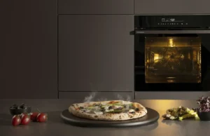 Hisense, il forno con telecamera riconosce il cibo e controlla la cottura Forno Hisense Pizza Mode Pro con pizza cotta ad alta temperatura