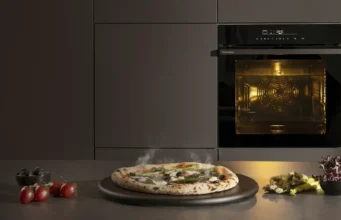 Hisense, il forno con telecamera riconosce il cibo e controlla la cottura Forno Hisense Pizza Mode Pro con pizza cotta ad alta temperatura