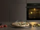 Hisense, il forno con telecamera riconosce il cibo e controlla la cottura Forno Hisense Pizza Mode Pro con pizza cotta ad alta temperatura