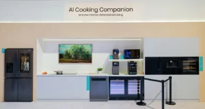 Hisense presenta il frigorifero che riconosce gli alimenti e suggerisce cosa cucinare Frigorifero Hisense con display integrato nell'area AI Cooking Companion a IFA 2026