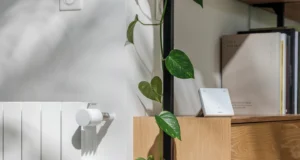 Netatmo rinnova termostato e valvole smart: arrivano Thermo Hub, Zigbee e Matter Netatmo Termostato ORIGINAL con valvola termostatica intelligente installata sul radiatore