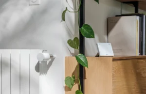 Netatmo rinnova termostato e valvole smart: arrivano Thermo Hub, Zigbee e Matter Netatmo Termostato ORIGINAL con valvola termostatica intelligente installata sul radiatore