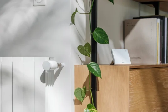Netatmo rinnova termostato e valvole smart: arrivano Thermo Hub, Zigbee e Matter Netatmo Termostato ORIGINAL con valvola termostatica intelligente installata sul radiatore