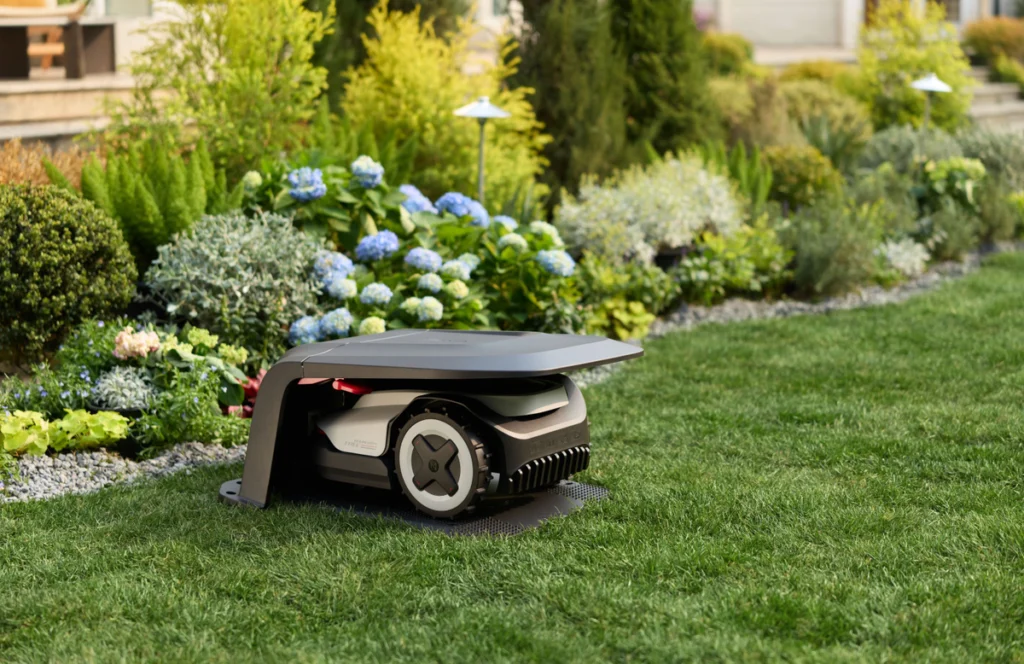 Roborock RockNeo Q2 LiDAR, il robot tosaerba progettato per rendere semplice la cura del prato.