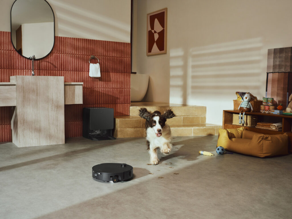 Per chi ha animali domestici, la funzione Pet Care Hub include il riconoscimento automatico di cani e gatti per evitare di spaventarli durante il passaggio, oltre a funzioni per scattare foto, localizzare l'animale sulla mappa di casa e seguirlo in tempo reale tramite videochiamata.