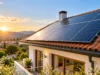 Ristrutturazioni e rinnovabili: quando sono obbligatorie nel 2026 Pannelli fotovoltaici sul tetto di una casa con copertura in tegole, immagine illustrativa generata con IA